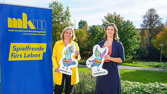 Michaela Hahn, Geschäftsführerin Musik & Kunst Schulen Management Niederösterreich, (Bild li) und Veronika Larsen, Bereichsleiterin Lehre & Vermittlung, präsentieren das neue Kunst & Kultur Vermittlungsprogramm KUKUDU. Michaela Hahn, Geschäftsführerin Musik & Kunst Schulen Management Niederösterreich, (Bild li) und Veronika Larsen, Bereichsleiterin Lehre & Vermittlung, präsentieren das neue Kunst & Kultur Vermittlungsprogramm KUKUDU.